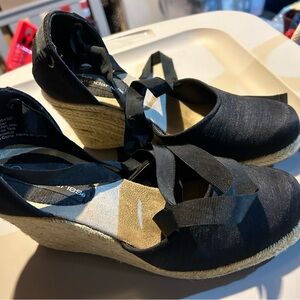 Black and tan wedge shoe. Size 7.